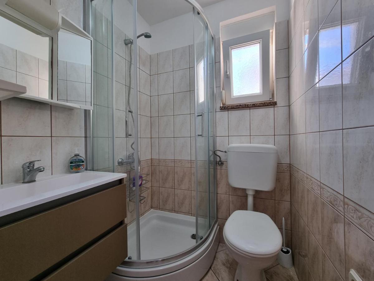 Apartment Aqua Near The City Beach Novalja Exterior photo